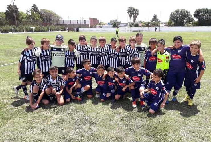 Rivales, no enemigos. "Pancitas" y "Picantitos" en el clásico de infantiles.