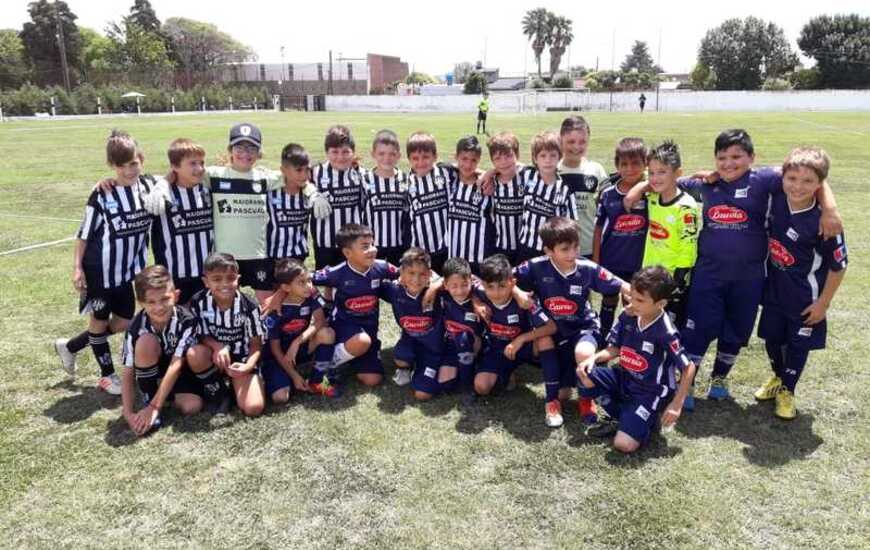 Rivales, no enemigos. "Pancitas" y "Picantitos" en el cl&aacute;sico de infantiles.