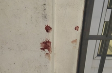 Restos de sangre del ladrón en la puerta de la vivienda