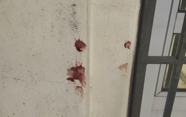 Restos de sangre del ladr&oacute;n en la puerta de la vivienda