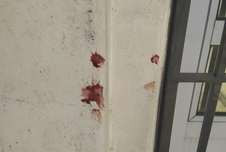 Restos de sangre del ladrón en la puerta de la vivienda