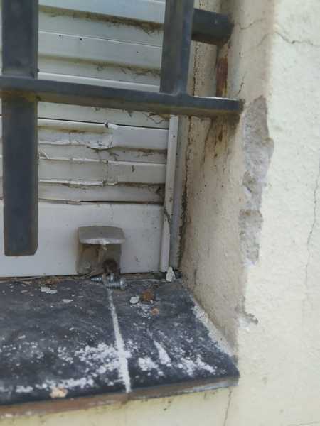 Restos de sangre del ladr&oacute;n en la puerta de la vivienda