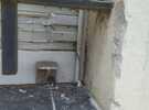 Restos de sangre del ladrón en la puerta de la vivienda