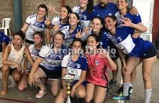 Las campeonas con el trofeo del 1er puesto