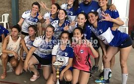 Las campeonas con el trofeo del 1er puesto