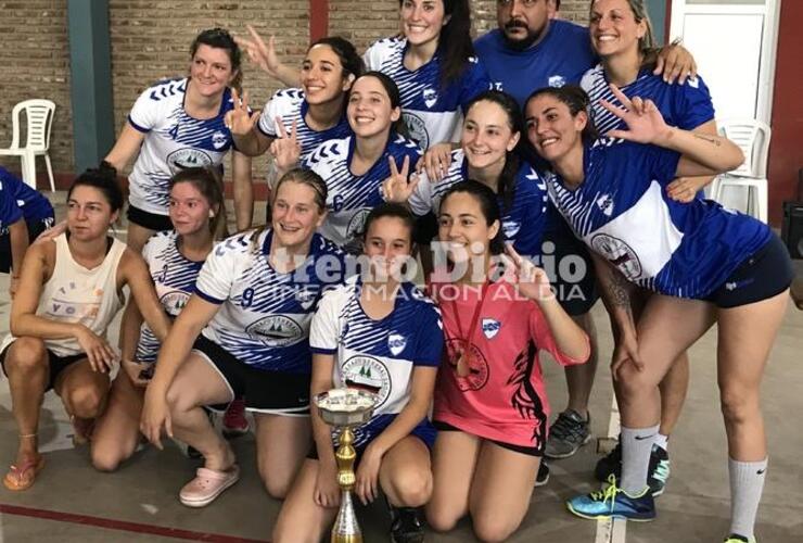 Las campeonas con el trofeo del 1er puesto