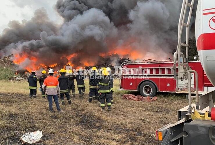 Imagen de Bomberos Voluntarios de Arroyo Seco también colaboran en el incendio en Acindar