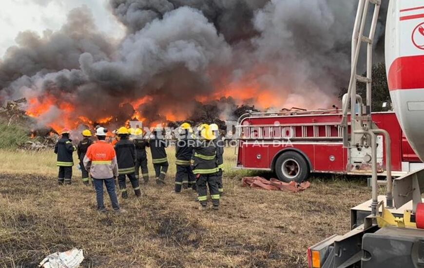Imagen de Bomberos Voluntarios de Arroyo Seco tambi&eacute;n colaboran en el incendio en Acindar
