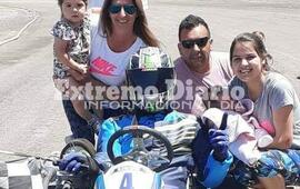 La familia celebr&oacute; la victoria junto al piloto local.