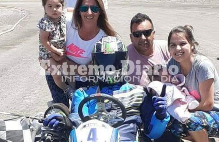 La familia celebr&oacute; la victoria junto al piloto local.