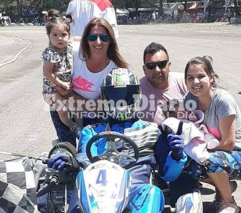 La familia celebr&oacute; la victoria junto al piloto local.