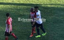 Barreto y Chucky Figueroa, en pleno partido.