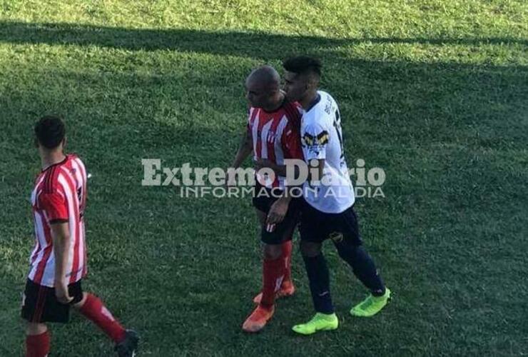 Barreto y Chucky Figueroa, en pleno partido.