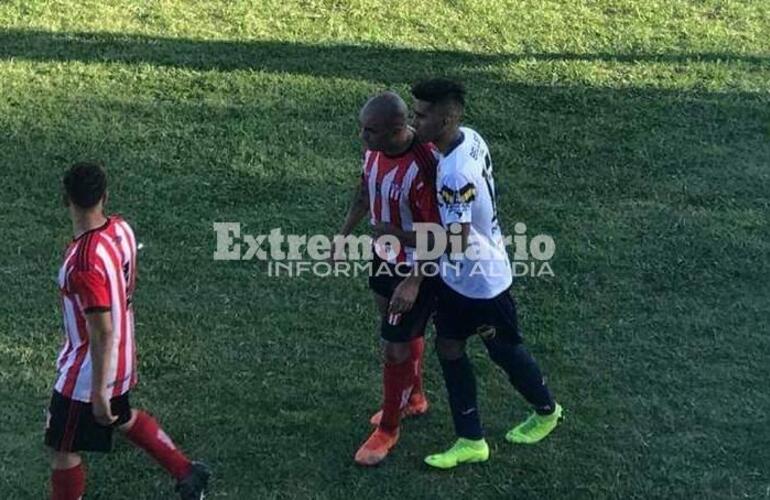 Barreto y Chucky Figueroa, en pleno partido.