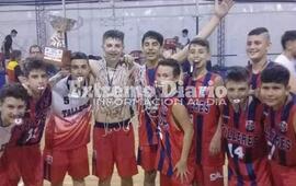 Los pibes del "Gato" levantan la copa de campe&oacute;n.