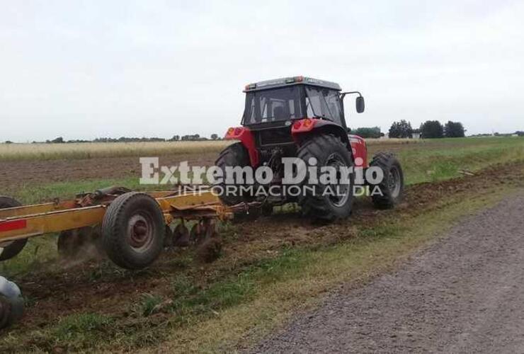 Imagen de Desmalezan barrios y reparan caminos rurales