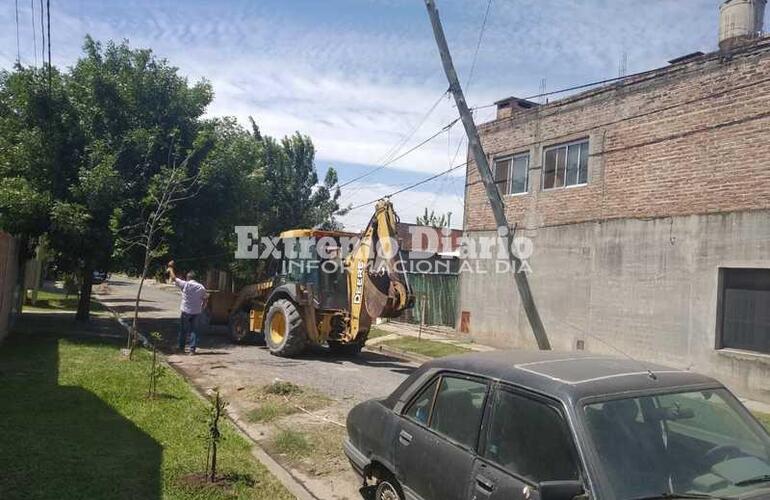 Imagen de Sarmiento y Don Orione: Postes en mal estado