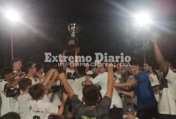 Los jugadores del Lobo levantando la Copa