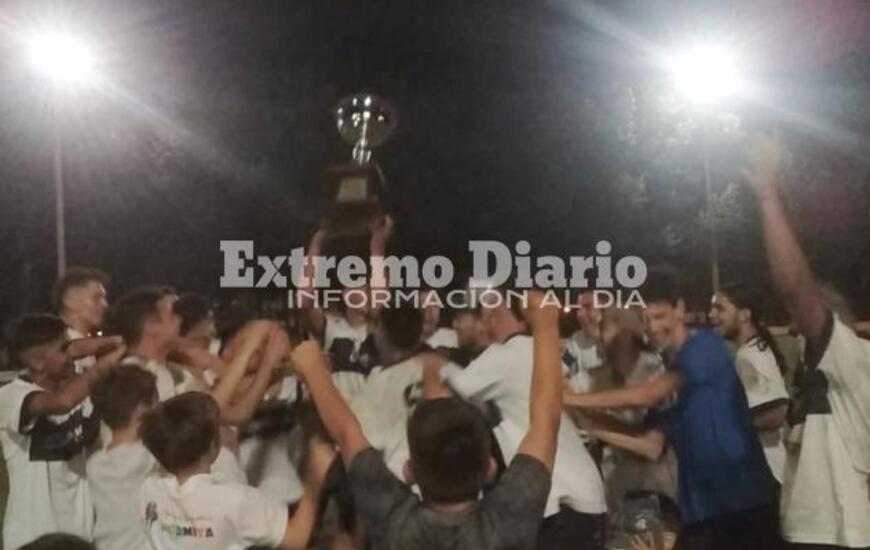 Los jugadores del Lobo levantando la Copa