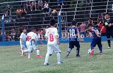 Los chicos se divierten a puro fútbol en el Gabino.