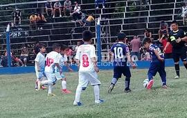 Los chicos se divierten a puro f&uacute;tbol en el Gabino.