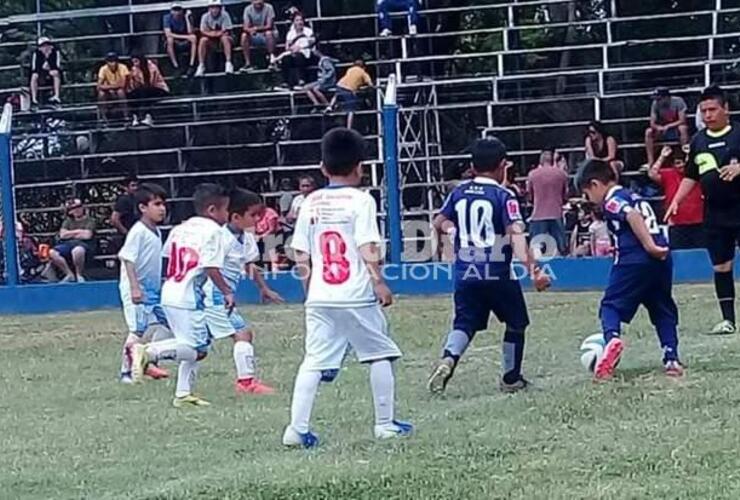 Los chicos se divierten a puro fútbol en el Gabino.