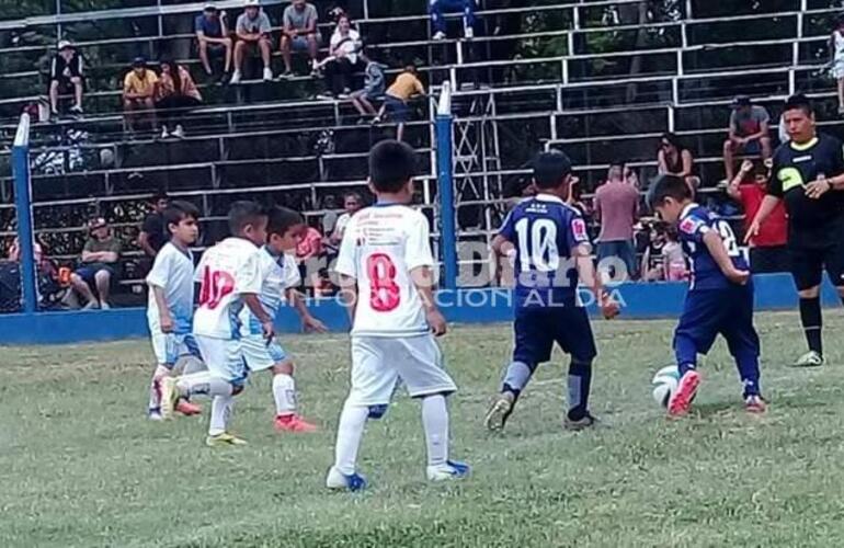 Los chicos se divierten a puro fútbol en el Gabino.