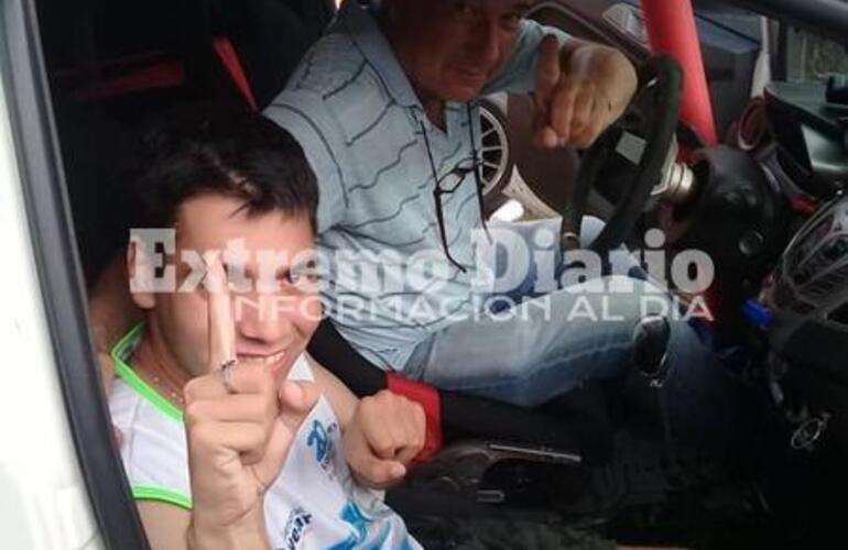 La Alegr&iacute;a y emoci&oacute;n del joven �Tibur&oacute;n� arriba del auto de Murina