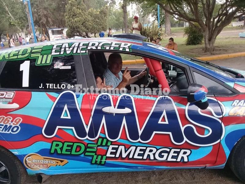 La Alegr&iacute;a y emoci&oacute;n del joven �Tibur&oacute;n� arriba del auto de Murina