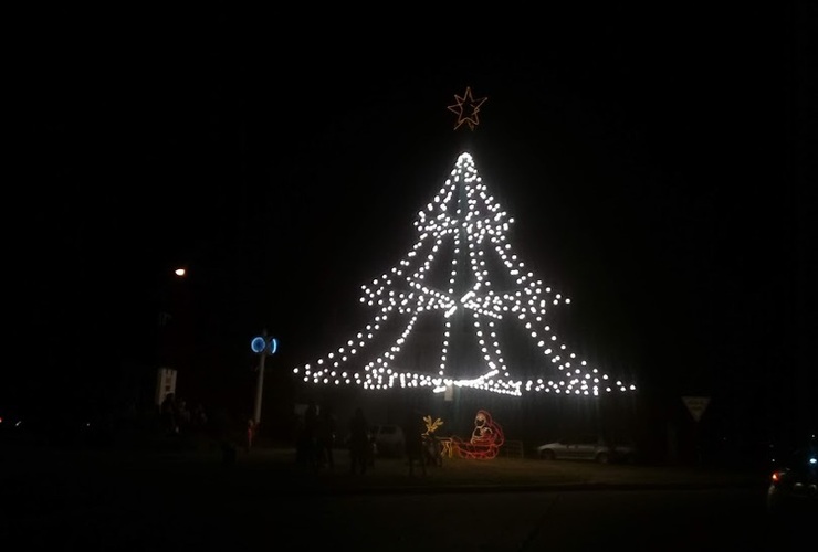 Imagen de Víspera de fiestas: Ya se encendió el árbol de navidad