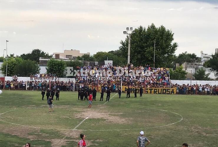 Desde la tribuna del local agredieron al línea