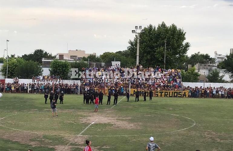 Desde la tribuna del local agredieron al línea