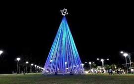 Hermosa postal. El &Aacute;rbol luce otra vez en el Parque Central.