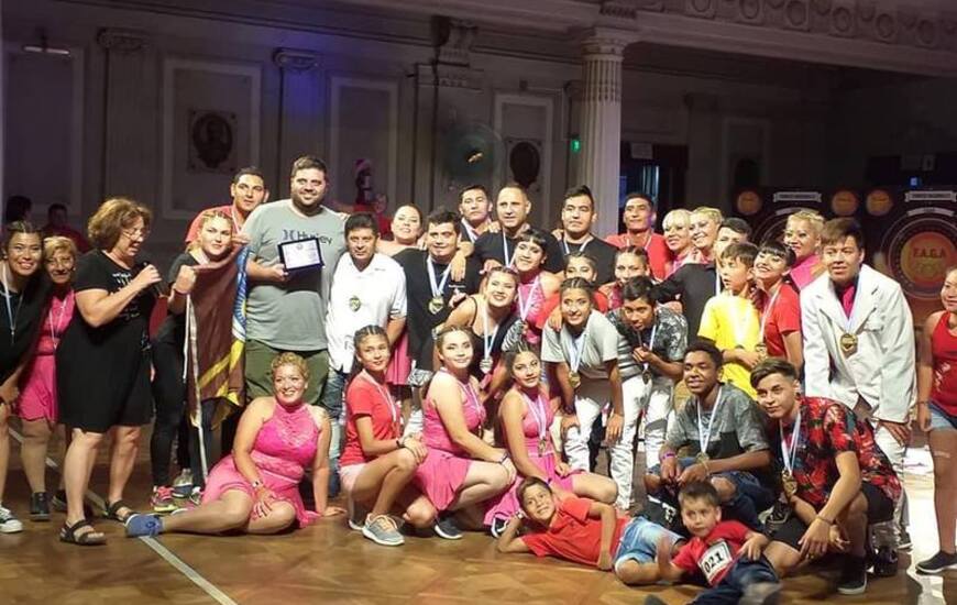 Acompa&ntilde;ados por el Coordinador del Gabinete, los bailarines de nuestra ciudad se trajeron una nueva copa.