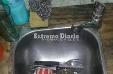 Ni para lavar los platos. No hay agua y los vecinos están molestos.