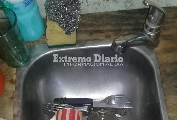 Ni para lavar los platos. No hay agua y los vecinos están molestos.