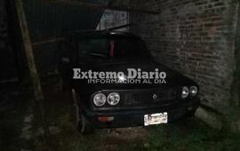 Barrio La Jirafa. Sobre calle Moreno, el techo de un garaje se desplom&oacute; sobre un veh&iacute;culo.