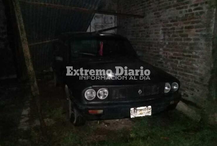 Barrio La Jirafa. Sobre calle Moreno, el techo de un garaje se desplomó sobre un vehículo.