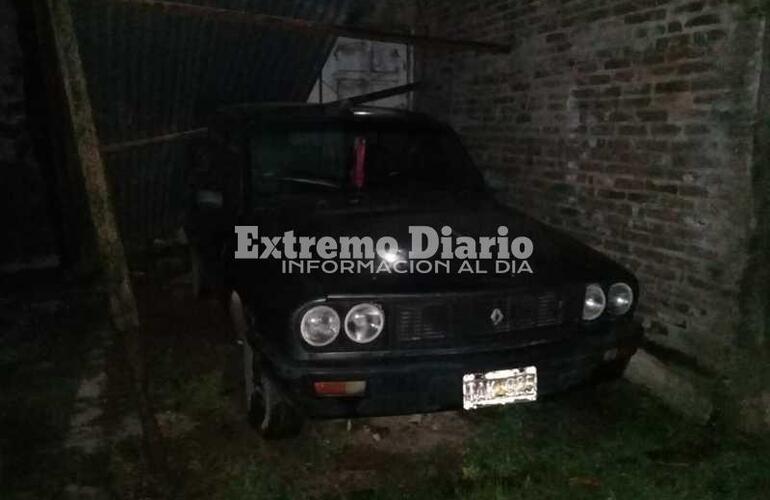 Barrio La Jirafa. Sobre calle Moreno, el techo de un garaje se desplomó sobre un vehículo.