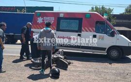 Un motociclista impacta contra el auto cuando giraba sobre la calzada.