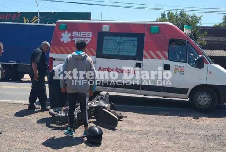 Un motociclista impacta contra el auto cuando giraba sobre la calzada.