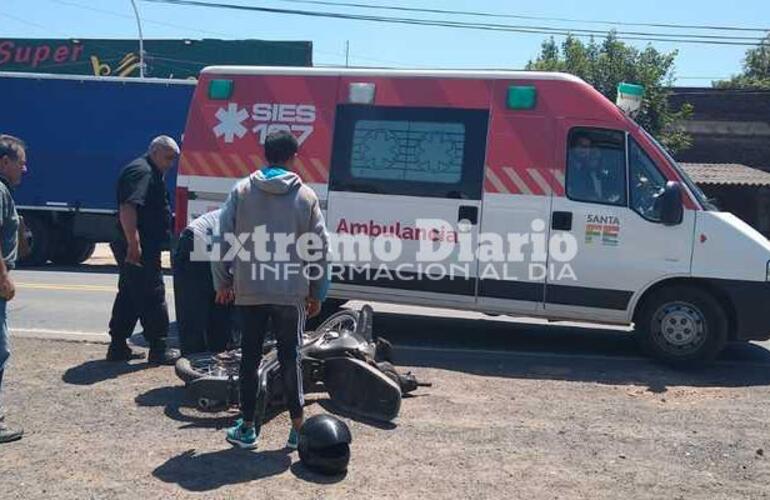 Un motociclista impacta contra el auto cuando giraba sobre la calzada.