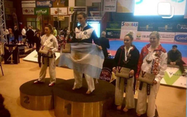 Lucila en el podio con la bandera Argentina
