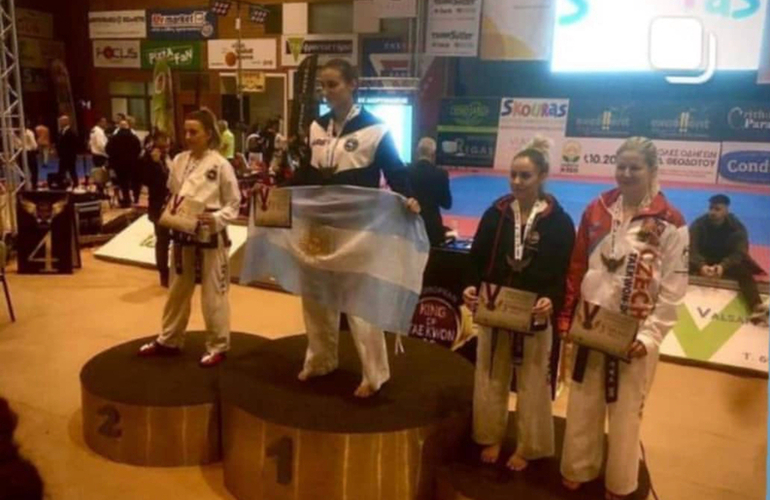 Lucila en el podio con la bandera Argentina