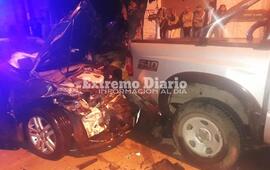 Imagen de Auto choc&oacute; contra otros veh&iacute;culos estacionados en la v&iacute;a p&uacute;blica