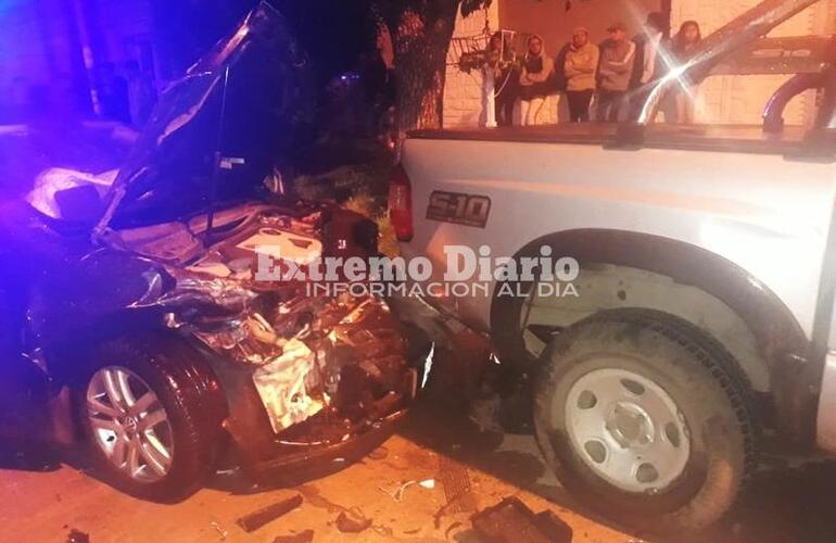 Imagen de Auto chocó contra otros vehículos estacionados en la vía pública