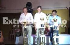 El piloto local recibi&oacute; el trofeo por clasificar en  el 3&deg; puesto del campeonato
