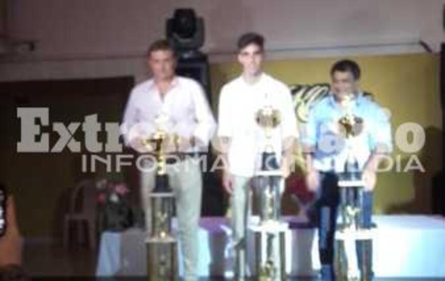 El piloto local recibi&oacute; el trofeo por clasificar en  el 3&deg; puesto del campeonato