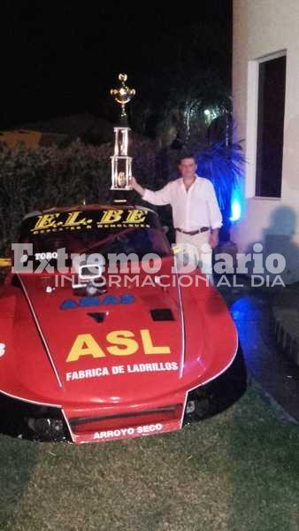 El piloto local recibi&oacute; el trofeo por clasificar en  el 3&deg; puesto del campeonato