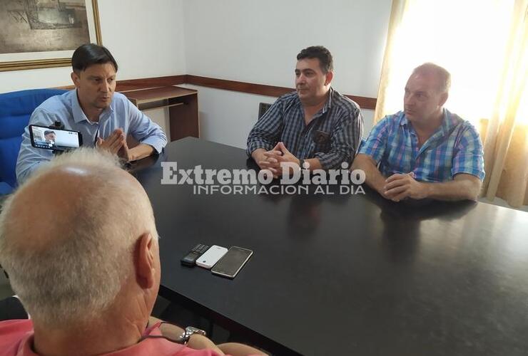 El Dr. Mendoza junto a los doctores Murina y Cavallero, y el Sec. De Gobierno Adrián Spina.